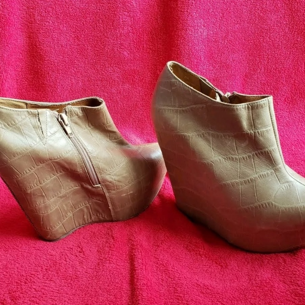 NWOB Jeffrey Campbell California booties size 8